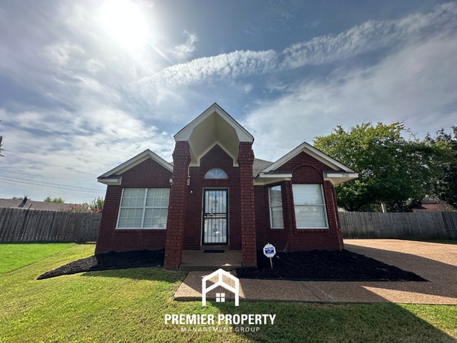 3BR/2BA Memphis Rental with High Ceilings, Hardwood Floors & Kitchen Bay Window - 3BR/2BA Memphis Rental with High Ceilings, Hardwood Floors & Kitchen Bay Window House