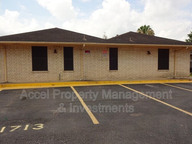 Building Photo - 1713 Oasis Dr