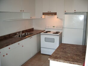 Building Photo - 4010 Av Northcliffe