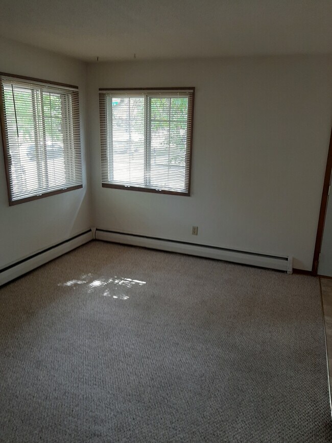 Bright Upper Level Corner Livingroom - 1111 Minnehaha Ave W