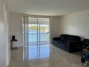 Building Photo - 2999 Point E Dr
