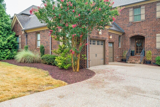 Building Photo - Custom built home in a great location in B...