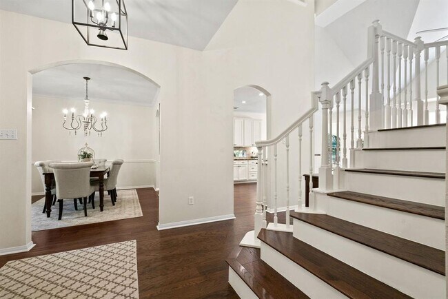 Building Photo - 2 W Hobbit Glen Dr