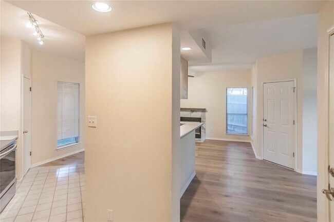 Foto del edificio - 5702 Taylor Draper Cove