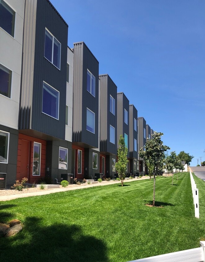 Aero Luxury Townhomes Apartments in Layton, UT