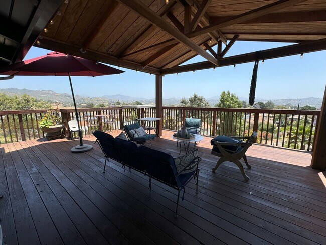 Foto del edificio - Gorgeous mountain views from this 3 Bed 2 ...