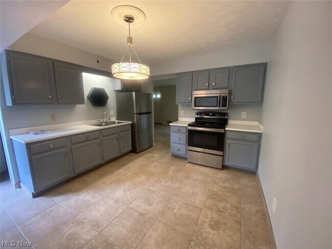 Building Photo - 3812 Elmwood Ave