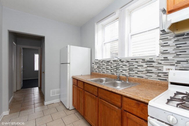 Building Photo - 1637 W 73rd St