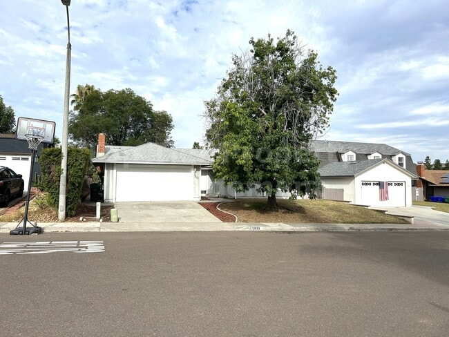 Building Photo - **Updated 4 bed / 2 bath House in Quiet Ne...
