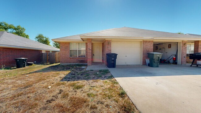 Building Photo - ALL TILE 3 BEDROOM DUPLEX ONLY $1,350 + 2 ...