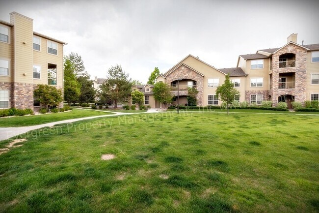 Building Photo - Amazing 1st Floor Condo