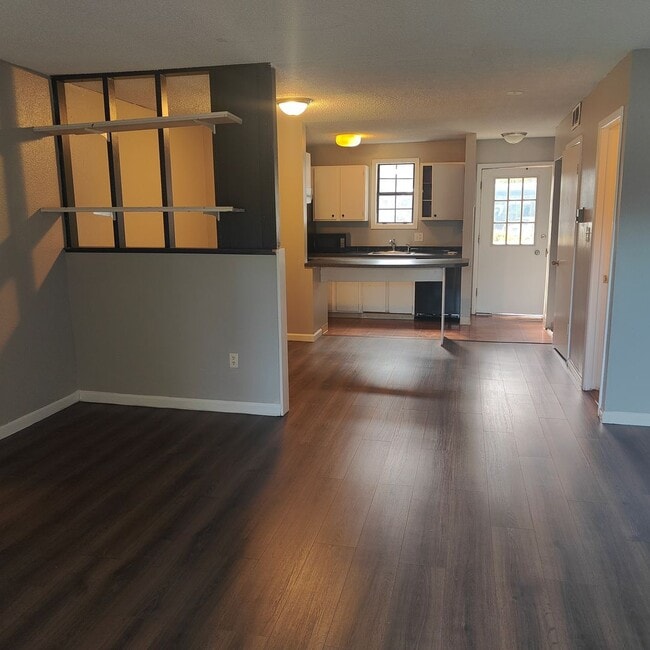 Building Photo - 3BR/1.5BA Condo Walking Distance to CU