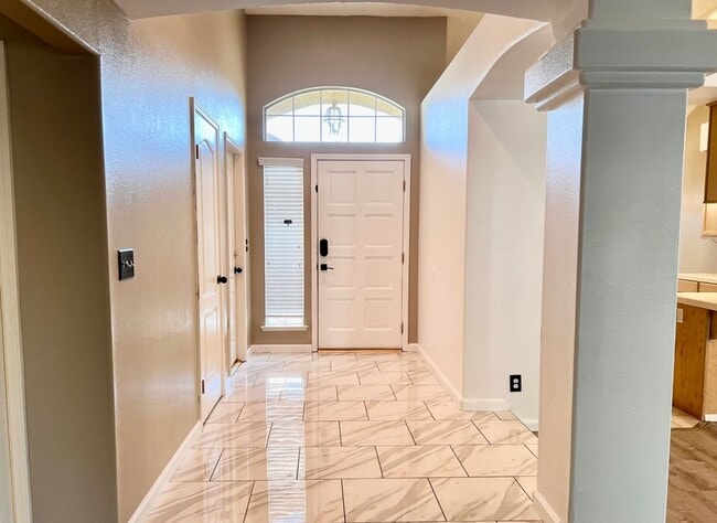 Foto del edificio - $2,450 Shields & Clovis 3 Bed/ Swimming Pool, Judy Ave.