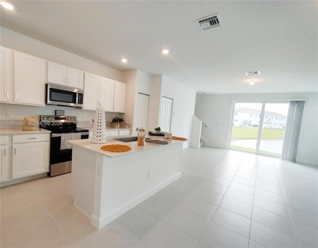 Foto del edificio - 400 SE Crossoak Ln