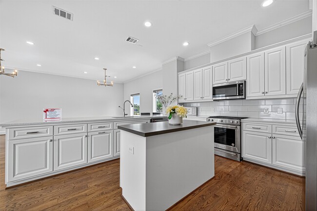 Foto del edificio - 1630 W 24th St