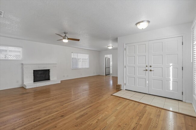 Building Photo - 1878 Cabana Dr