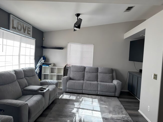 Building Photo - 9302 Sierra Vista Cir