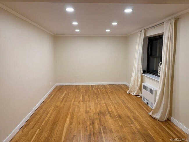Foto del edificio - 102-45 67th Rd