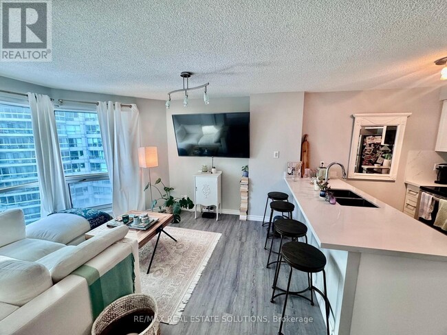 Building Photo - 10 Queens Quay W