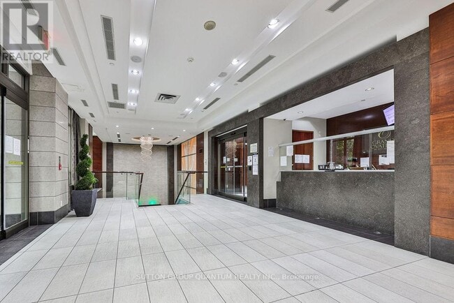 Photo du bâtiment - 310 Burnhamthorpe Rd W