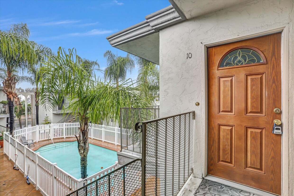 Foto principal - Upstairs 1 Bedroom Condo w/ Parking - Fresh Paint & Carpet!