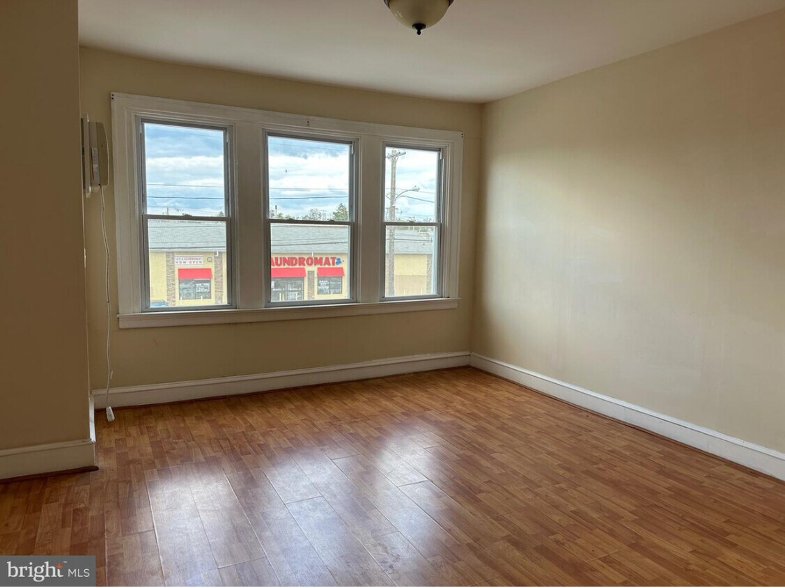 Foto principal - 7607 Torresdale Ave