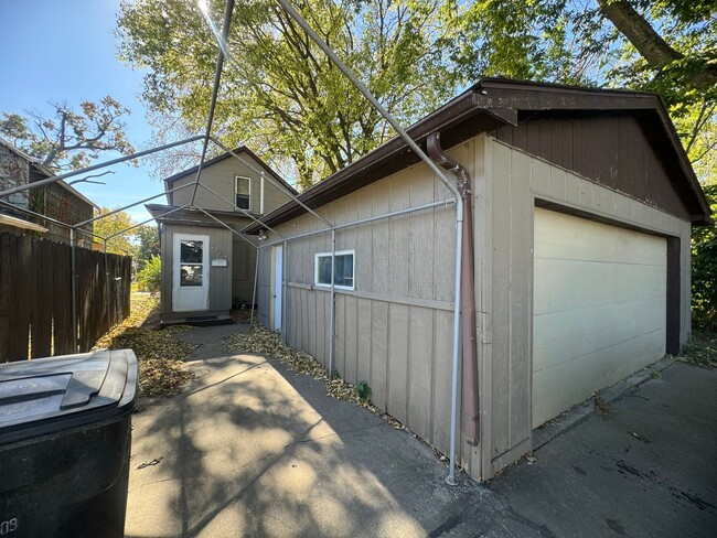 Building Photo - 3 bedroom 1 bath home in Rock Island