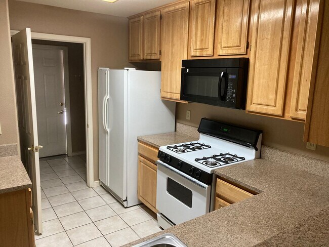 Foto del edificio - Tanamera Resort Gated Community.  One bedroom, one full bathroom, one car attached garage.