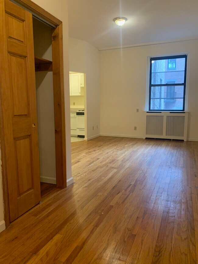 Building Photo - 38 W 74th St