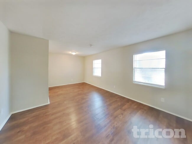 Foto del edificio - 7125 Hardwood Trail