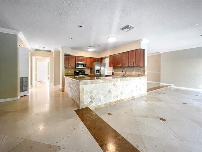 Building Photo - 4300 Bayview Dr