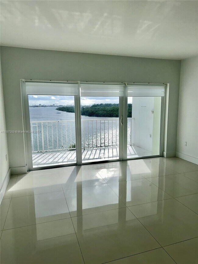 Foto del edificio - 500 Bayview Dr