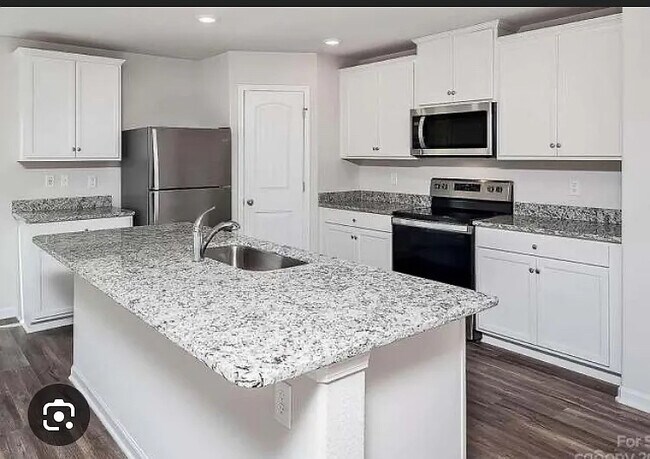 Foto del edificio - Room in House on Nia Rd