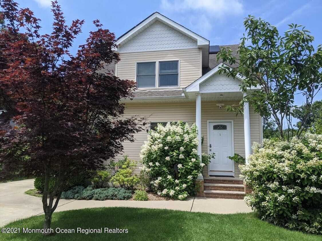 Foto principal - 232 Highwood Rd