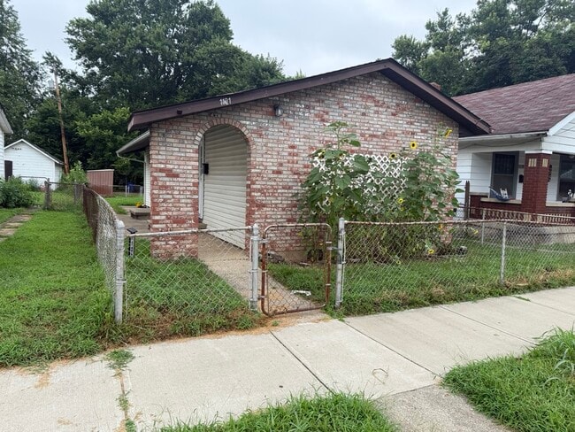 Building Photo - 1121 Kahn Ave