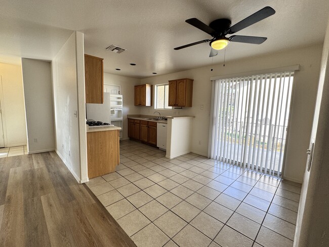 Building Photo - 6121 N Old McDonald Dr