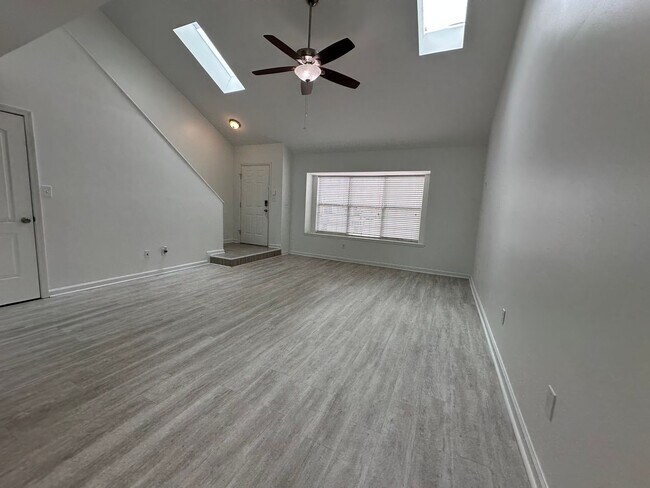 Building Photo - 61 Riverchase Dr
