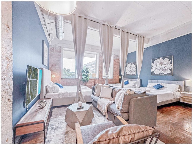 Building Photo - 555 Evergreen St