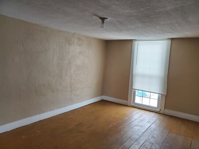 Building Photo - 220 W Poplar St