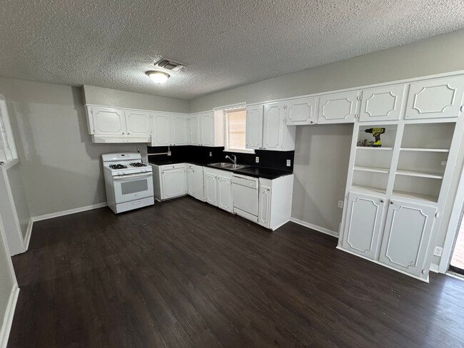 Foto del edificio - Updated 3 Bedroom home in Central Park