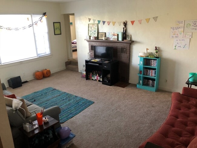 Building Photo - 4 Bedroom Available August 2026! Monthly r...