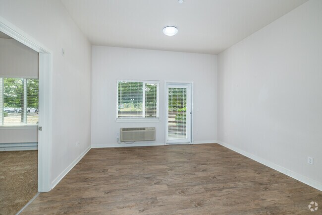 1 dormitorio, 1 baño - 640 pies cuadrados - Sala de estar - Junegrass Apartments - Senior 62+ Community