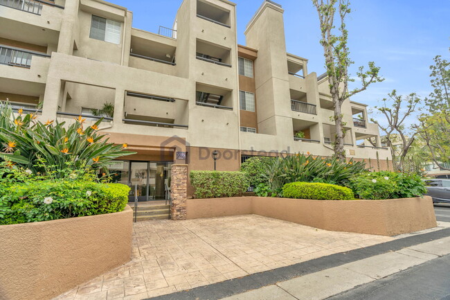 Building Photo - 5515 Canoga Ave
