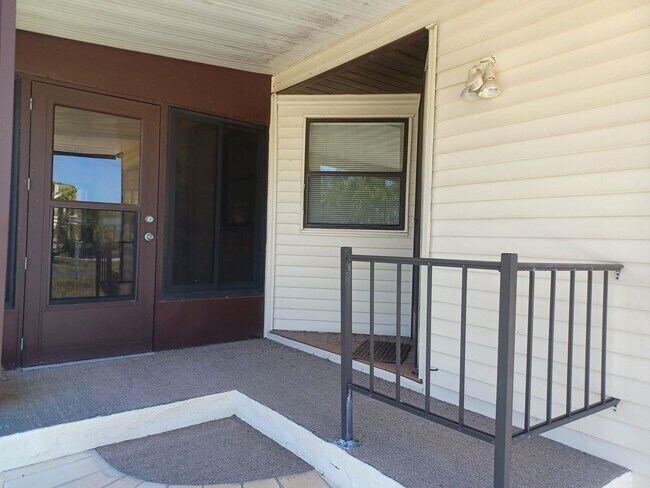 Foto del edificio - 55 + Community Turn Key 2 Bedroom / 2 Bathroom Home in a Private Gated Community Furnisher Negoti...