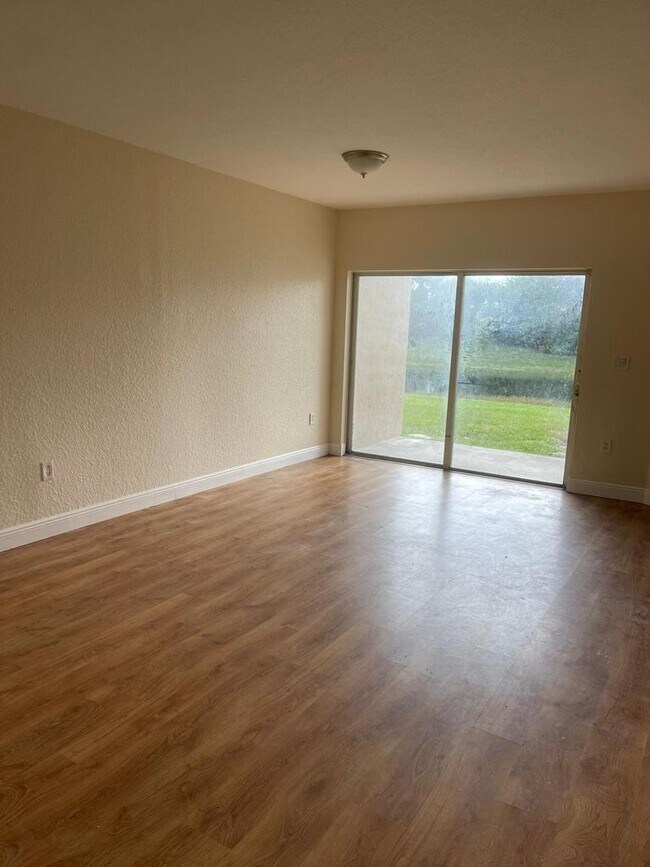 Building Photo - 1055 Golden Lakes Blvd