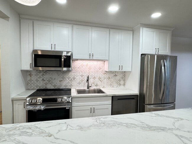 Building Photo - 2083 Ascot Dr