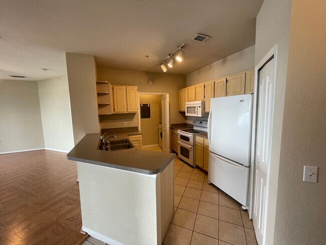 Foto del edificio - 2BR/2BA First Floor Condo in Visconti in M...