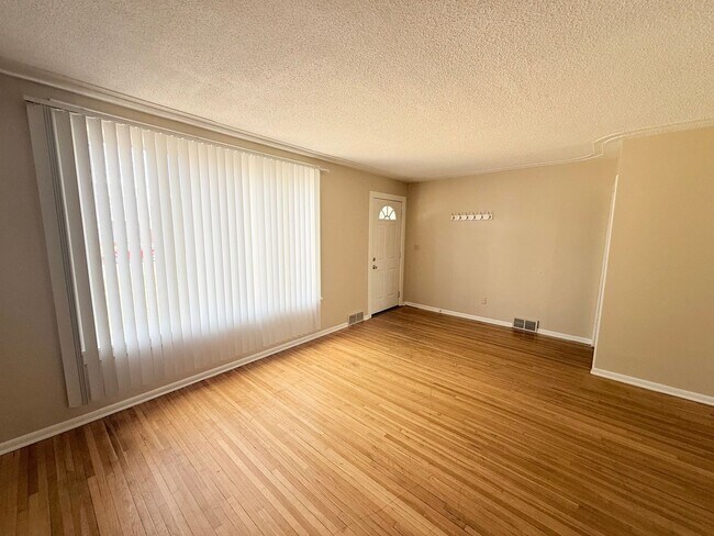 Foto del edificio - 5BR Home with Fenced Backyard, Firepit & Bonus Space