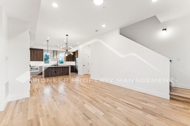 Foto del edificio - Beautiful Townhome with 2 Car Garage and C...