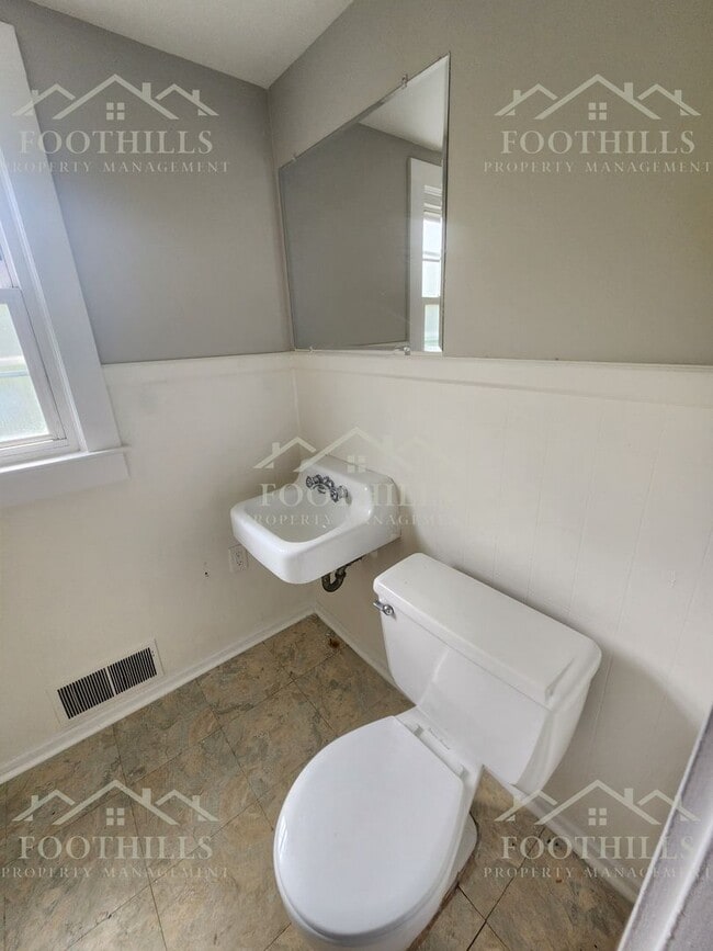 Foto del edificio - Beautiful 2-Story Brick Home Near Anderson...